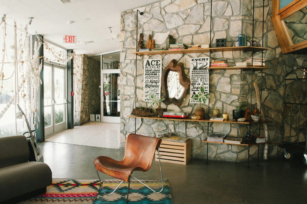 Sillón de cuero marrón cerca de una mesa de madera marrón