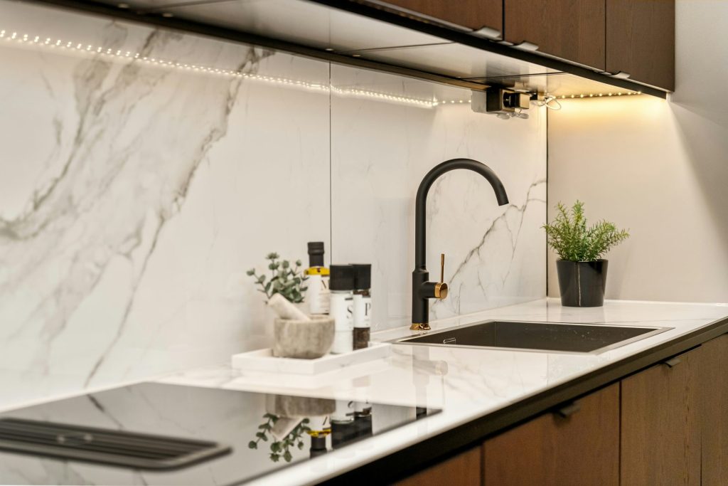 Una cocina con encimeras de mármol y gabinetes de madera.